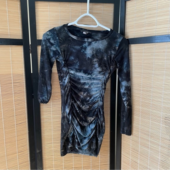SEDUCTIONS Tie Dye Ruched Long Sleeve Dress | Blue Black Gray - Picture 2 of 6